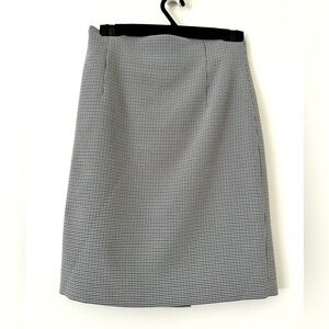 Tahari houndstooth pencil skirt with exposed back zip - 4P